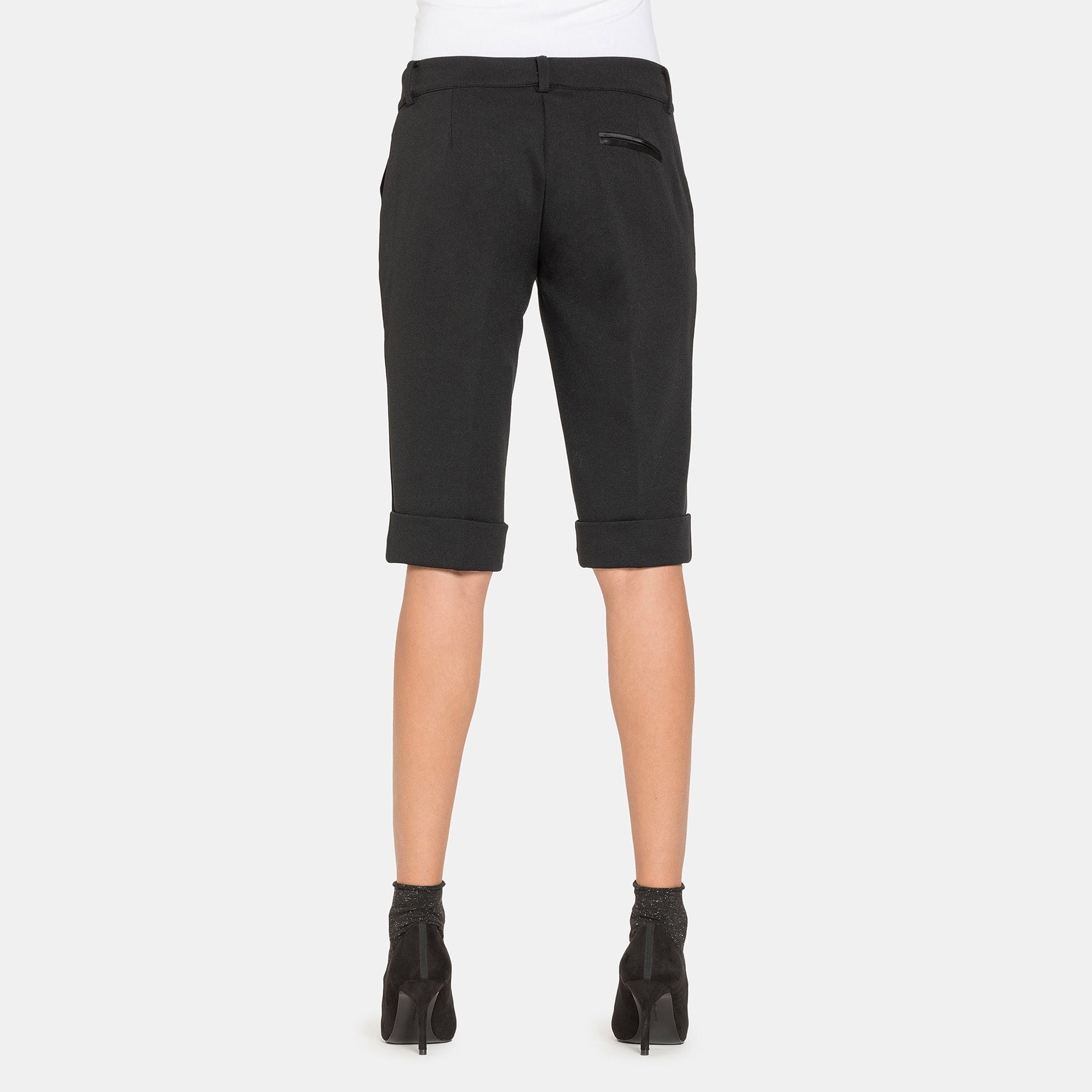 PANTALONI CORTI AL GINOCCHIO. Vita regolare e gamba regolare.