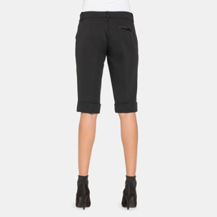PANTALONI CORTI AL GINOCCHIO. Vita regolare e gamba regolare.