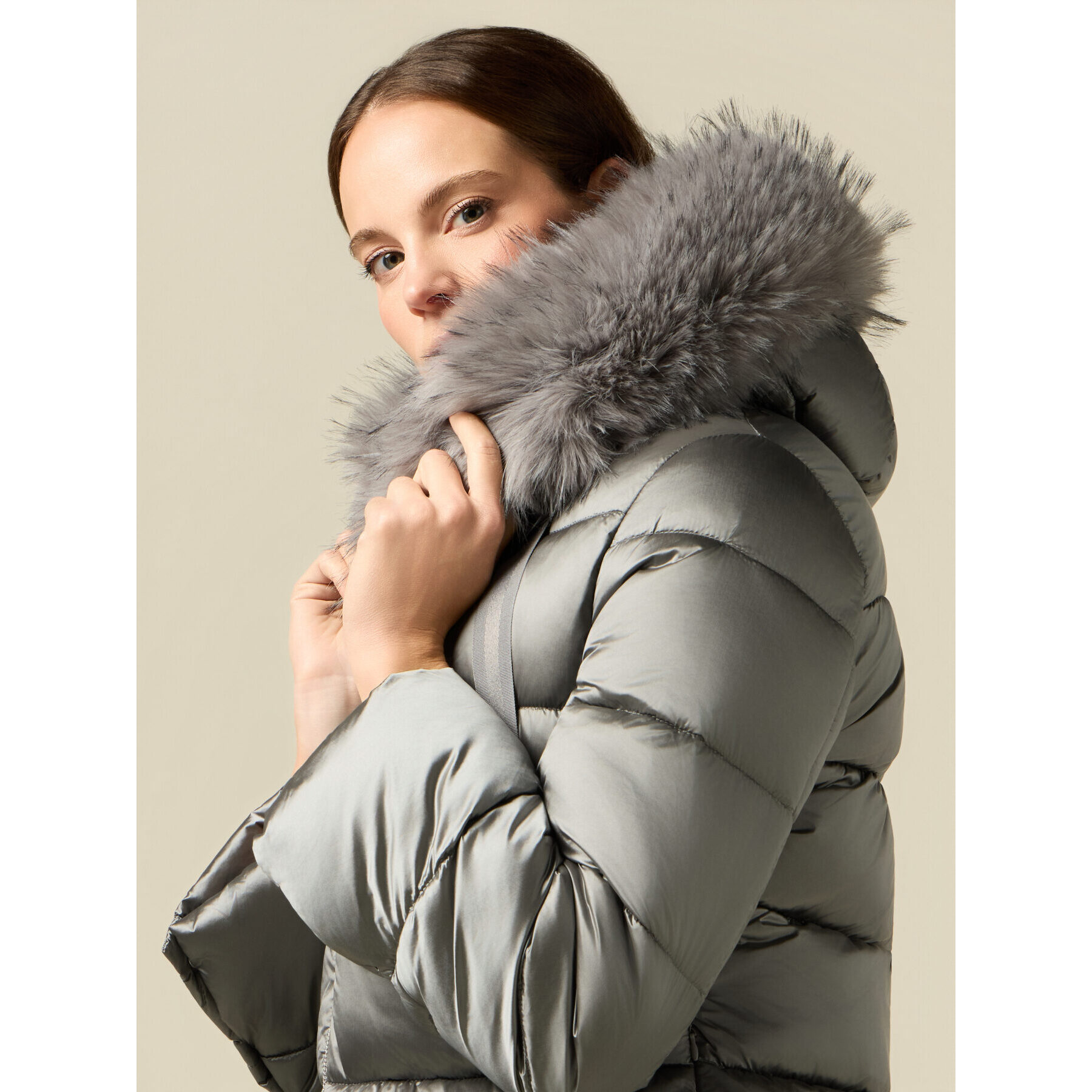 Oltre - Plumífero midi con capucha y borde peludo - Gris