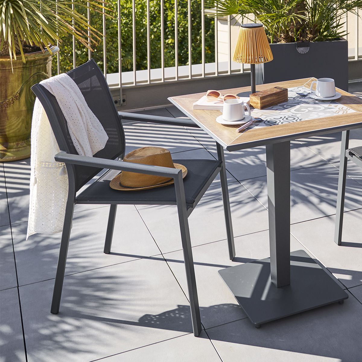 Fauteuil de jardin empilable "Essentia" anthracite & graphite en aluminium traité en epoxy