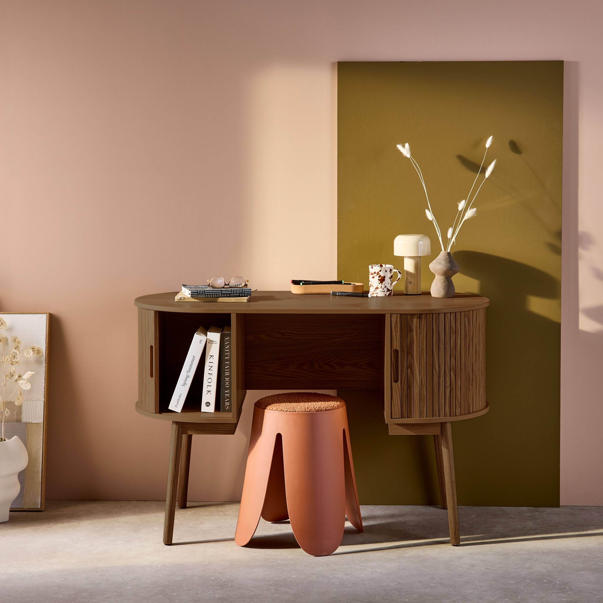 Bureau ovale décor bois rainuré avec deux espaces de rangement. L 120 x P 55 x H 77 cm