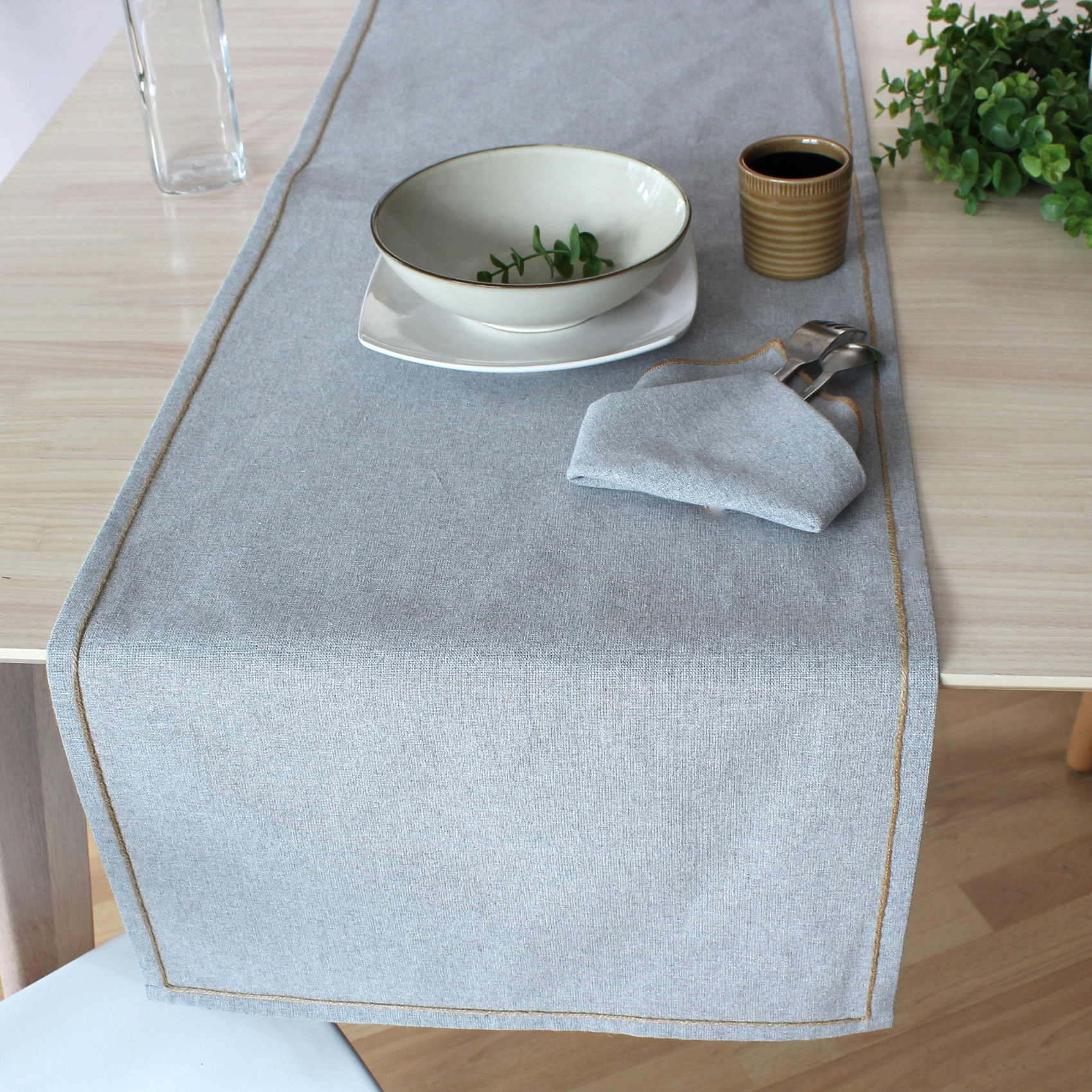 Chemin de table avec feston en jute - Gris