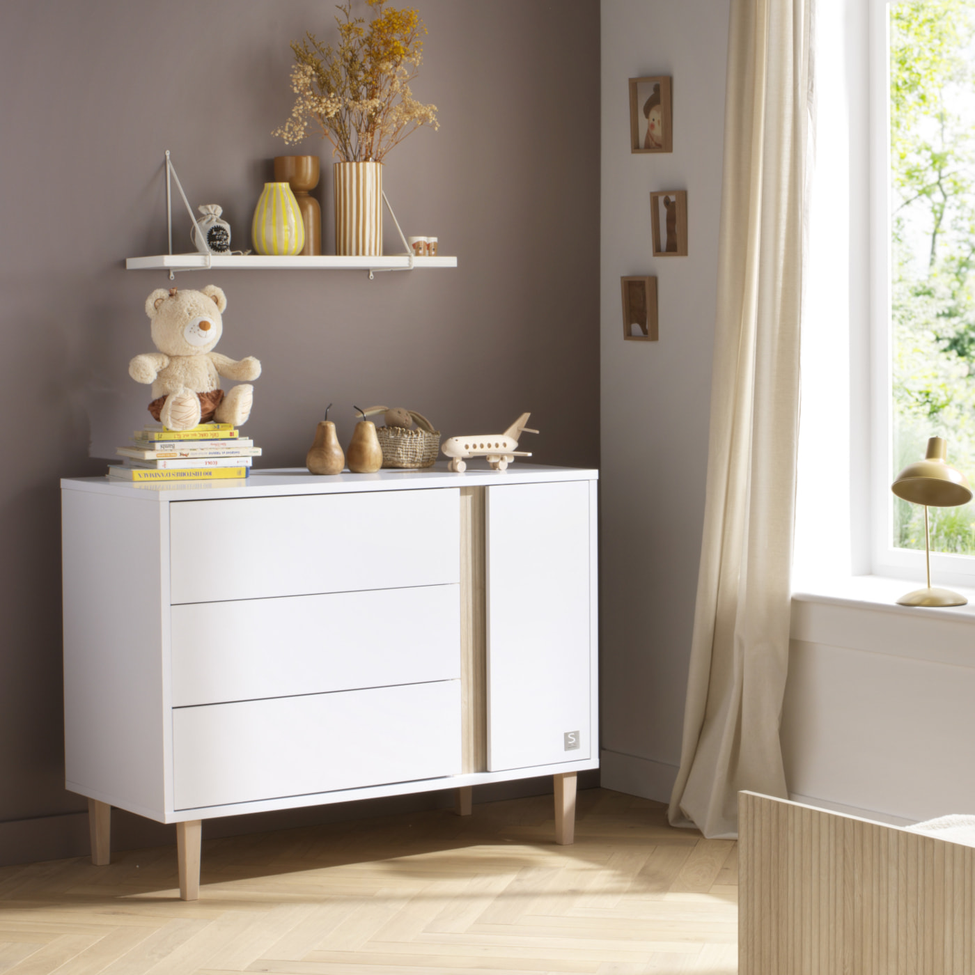 Chambre bébé évolutive Paloma, Lit 140x70 évolutif et Commode à langer 3 tiroirs et 1 porte - Chêne sépia