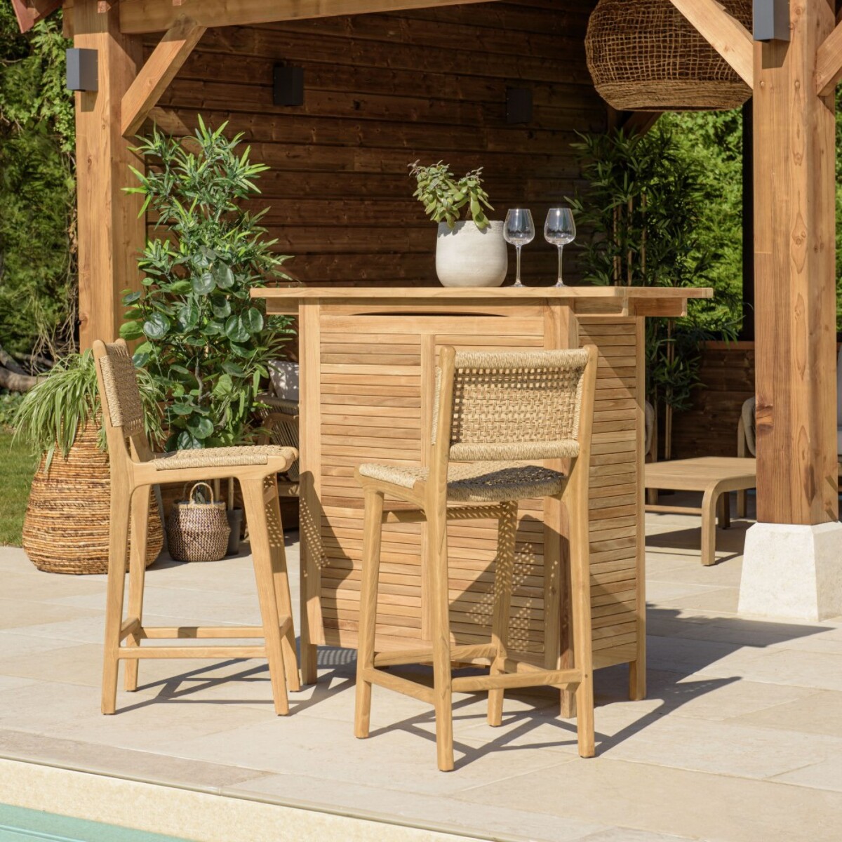 VALERIA - Lot de 2 tabourets bar de jardin en bois de teck rotin beige