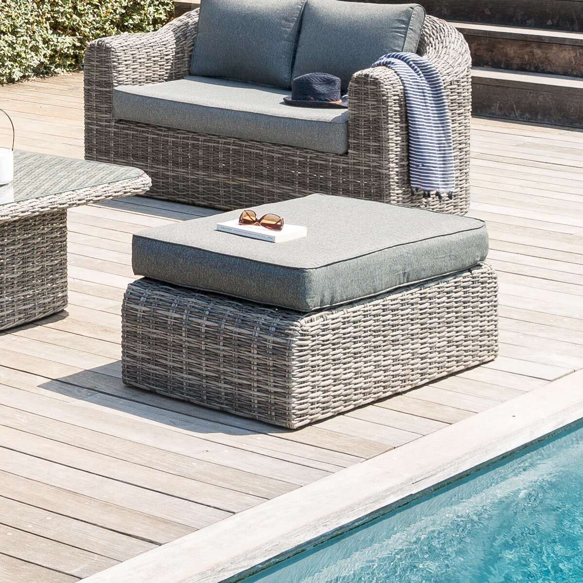 Pouf de jardin "Mooréa" terre d'ombre en aluminium traité époxy et résine tressée