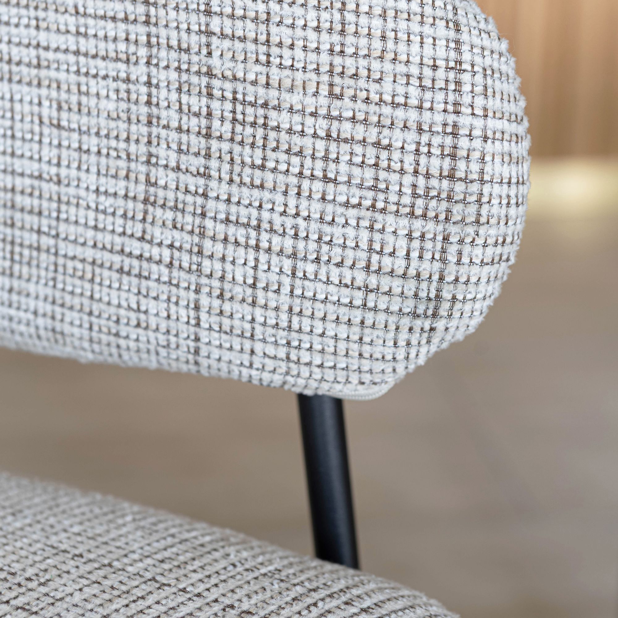 Lot de 2 fauteuils de table en tissu beige et pieds en métal noir EROS