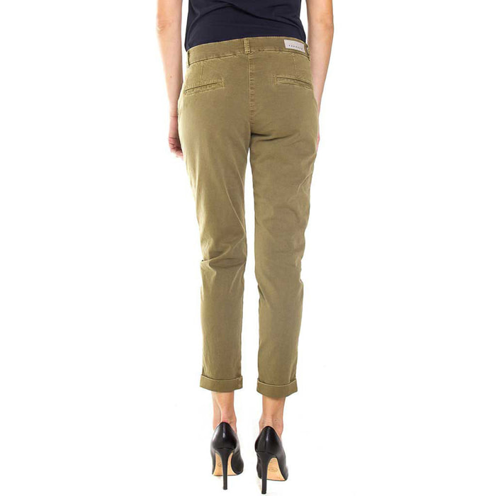 PANTALONE CHINOS IN GABARDINA STRETCH. MOD. T765. Vita regolare e gamba comoda.