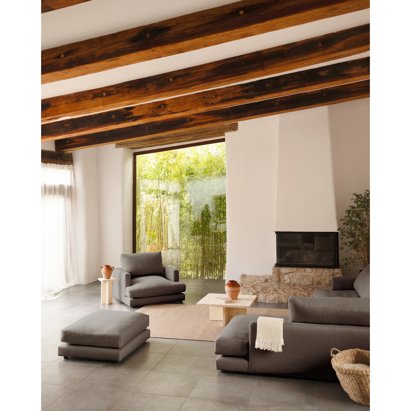 Fauteuil de teinte gris foncé de 105cm Hauteur: 85 Longueur: 108 Largeur: 105