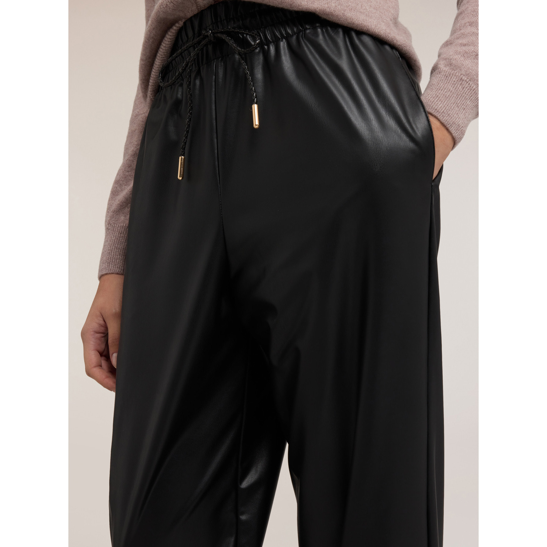 Motivi - Pantaloni joggers in tessuto spalmato - Nero