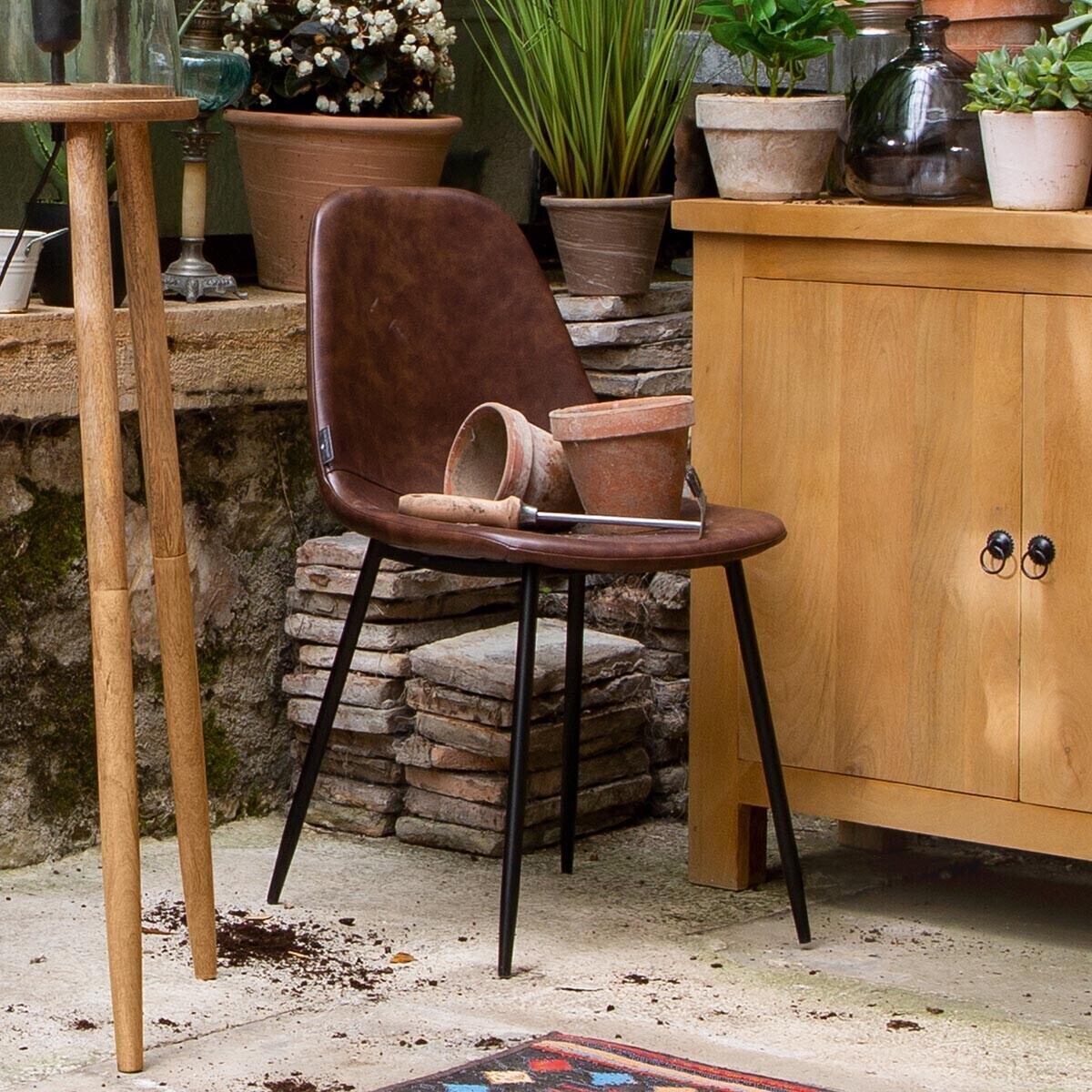 Chaise "Vladi" marron effet cuir