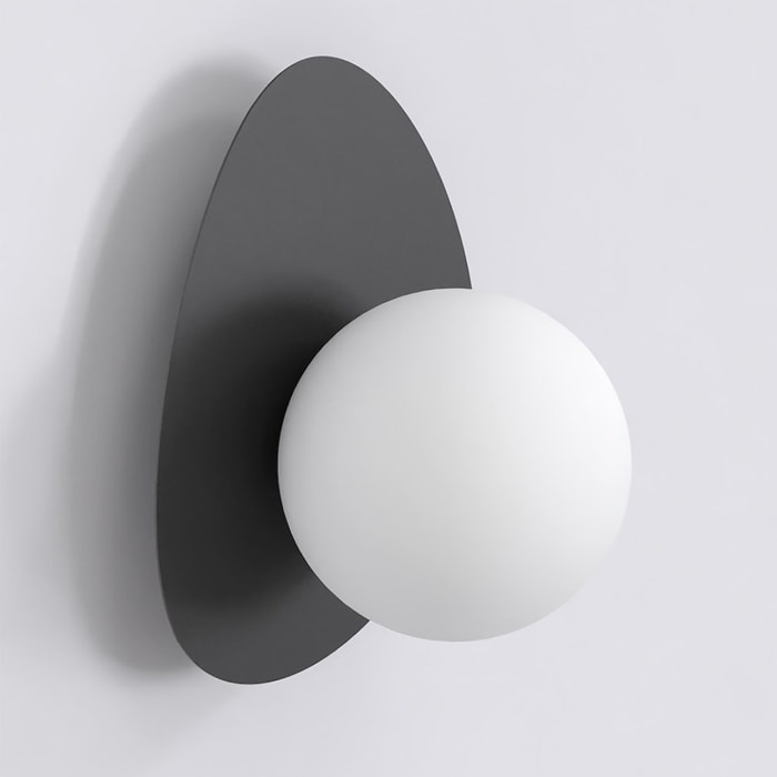 Lampada da parete OVO in acciaio nero con diffusore sferico
