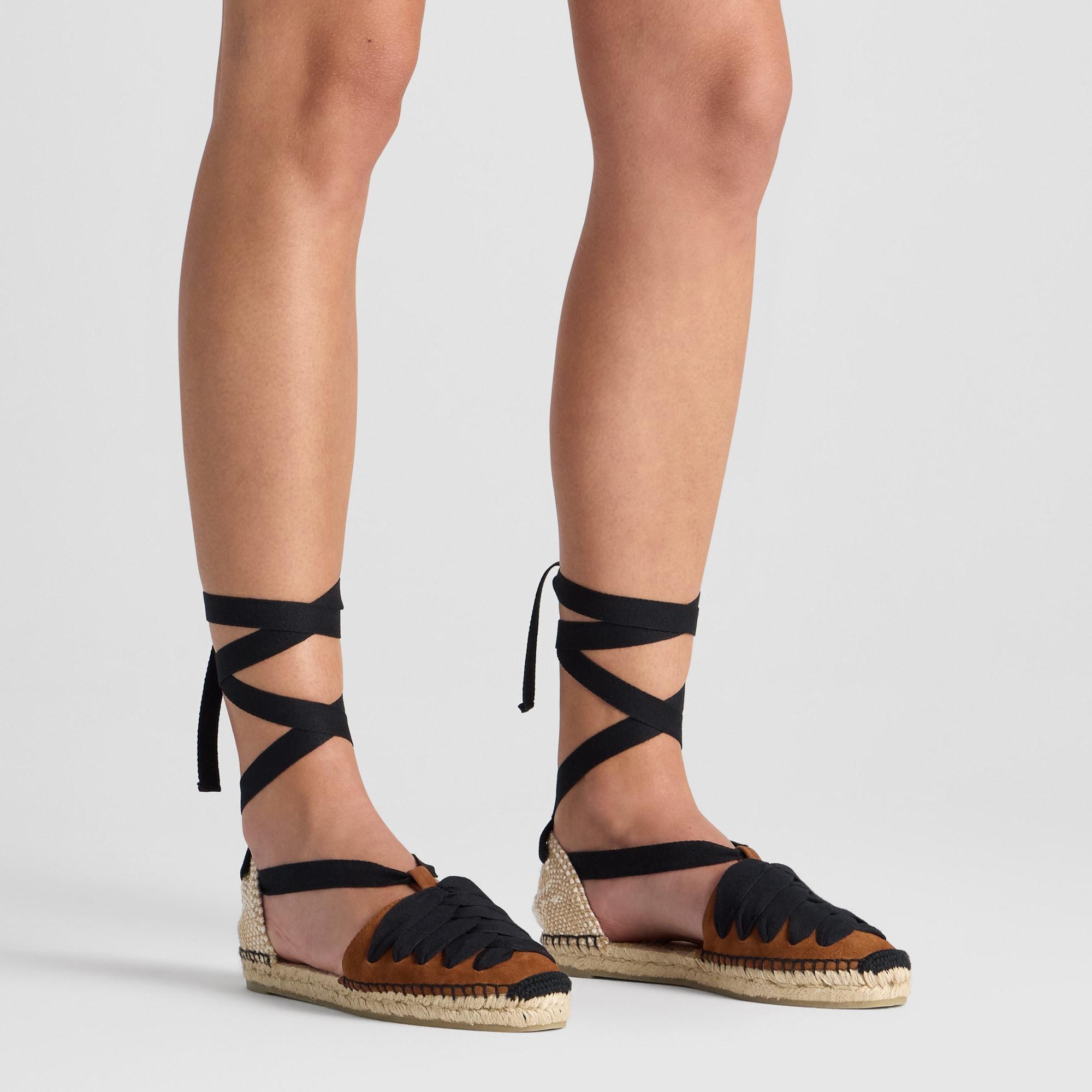 Alpargata plana embetada Kiva en ante con cintas y pespunte a contraste