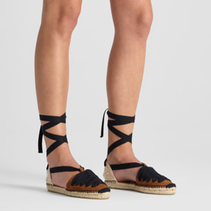 Alpargata plana embetada Kiva en ante con cintas y pespunte a contraste