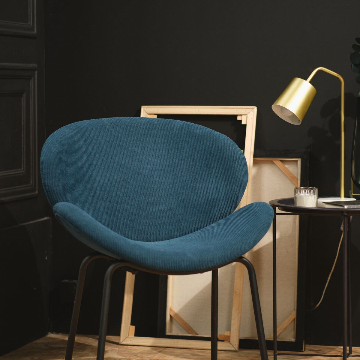 Fauteuil arrondi en velours cotelé COZY bleu