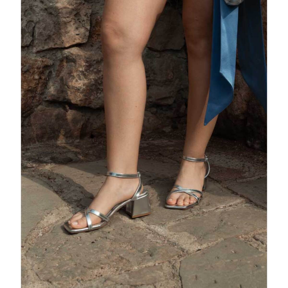 Sandalias de tacón plateadas con hebilla