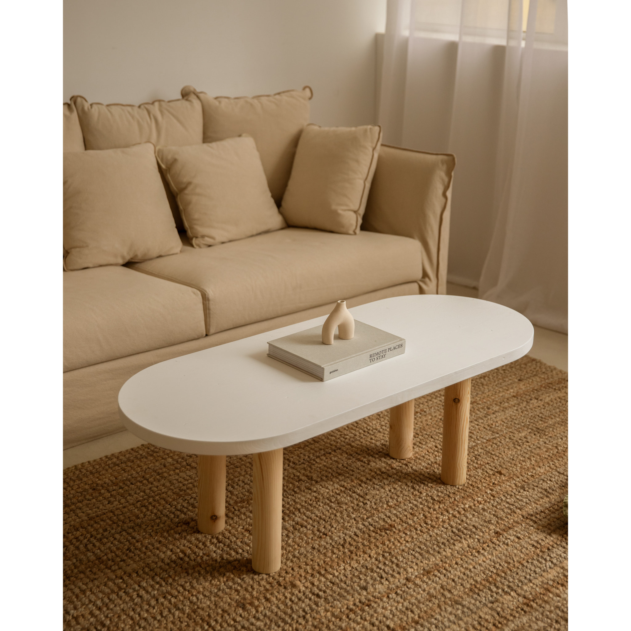 Table basse ovale en bois massif avec plateau en teinte blanche et pieds en teinte naturelle de 40x120cm Hauteur: 40 Longueur: 120 Largeur: 50