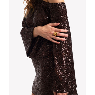 Vestido corto de lentejuelas con manga larga.