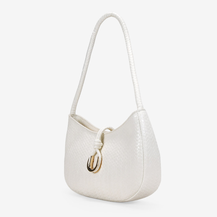 Bolso de hombro beige trenzado con metal