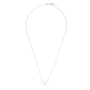 Collar de plata de ley 925 con colgante de perla blanca y cierre regulable de resorte.