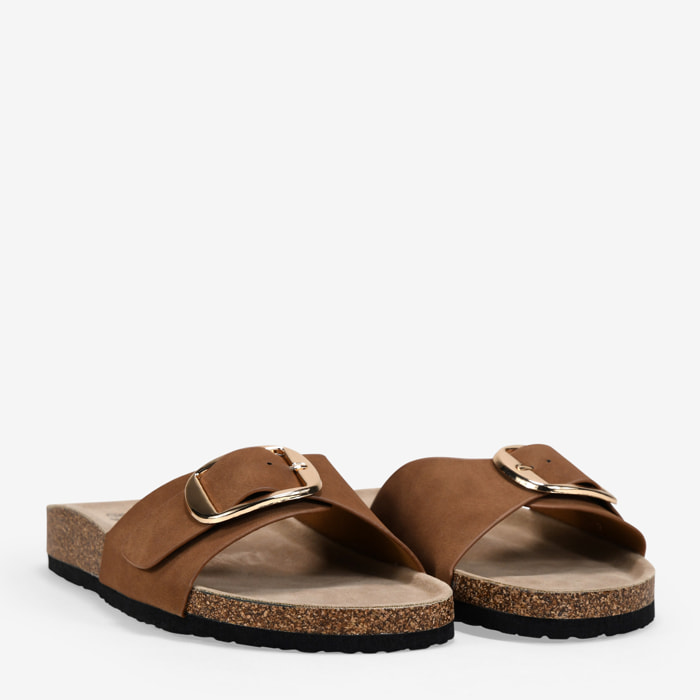 Sandalias planas cuero con hebilla metálica