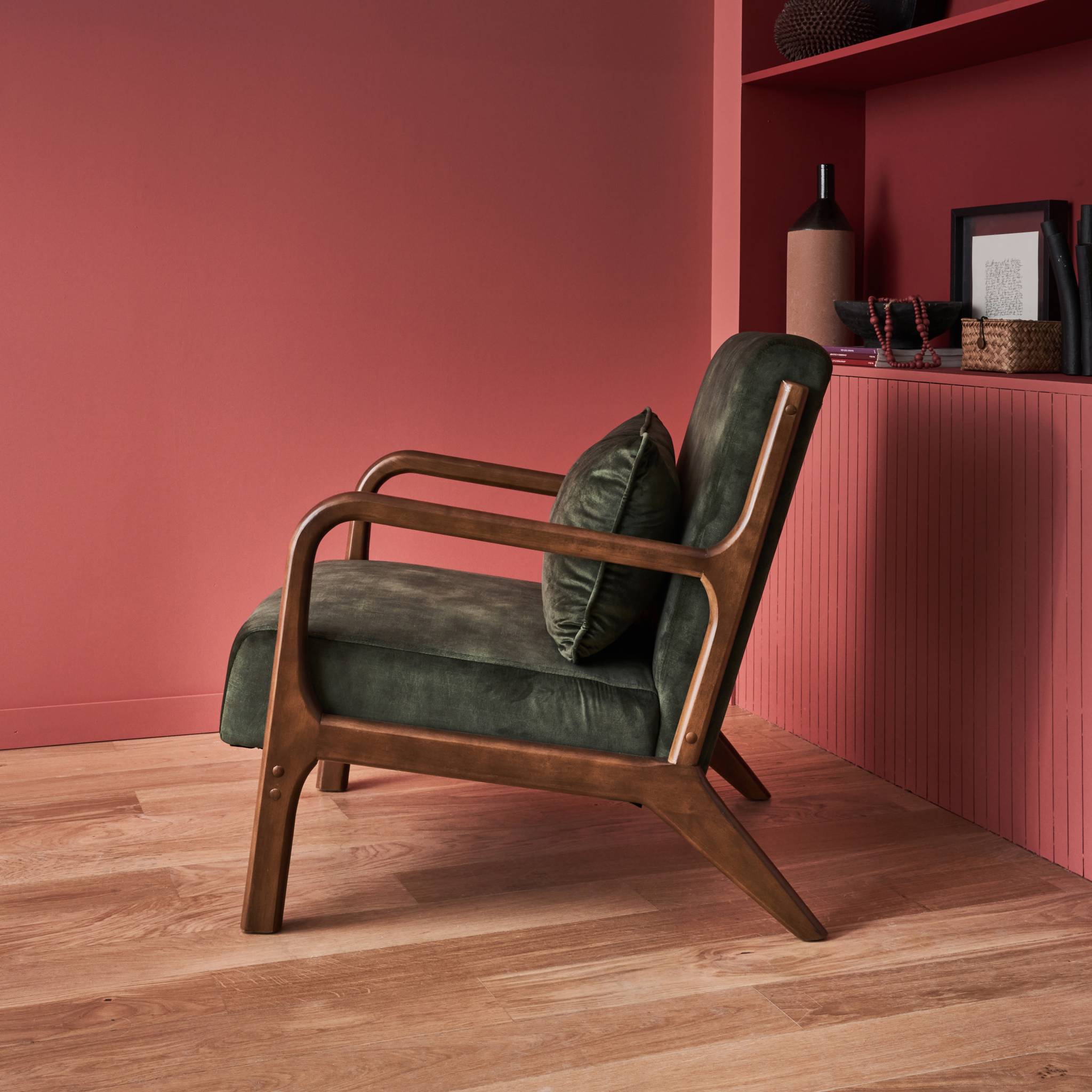 Fauteuil en velours kaki foncé. pieds bois d'hévéa teinté noyer clair. 1 place droit fixe. pieds compas scandinave