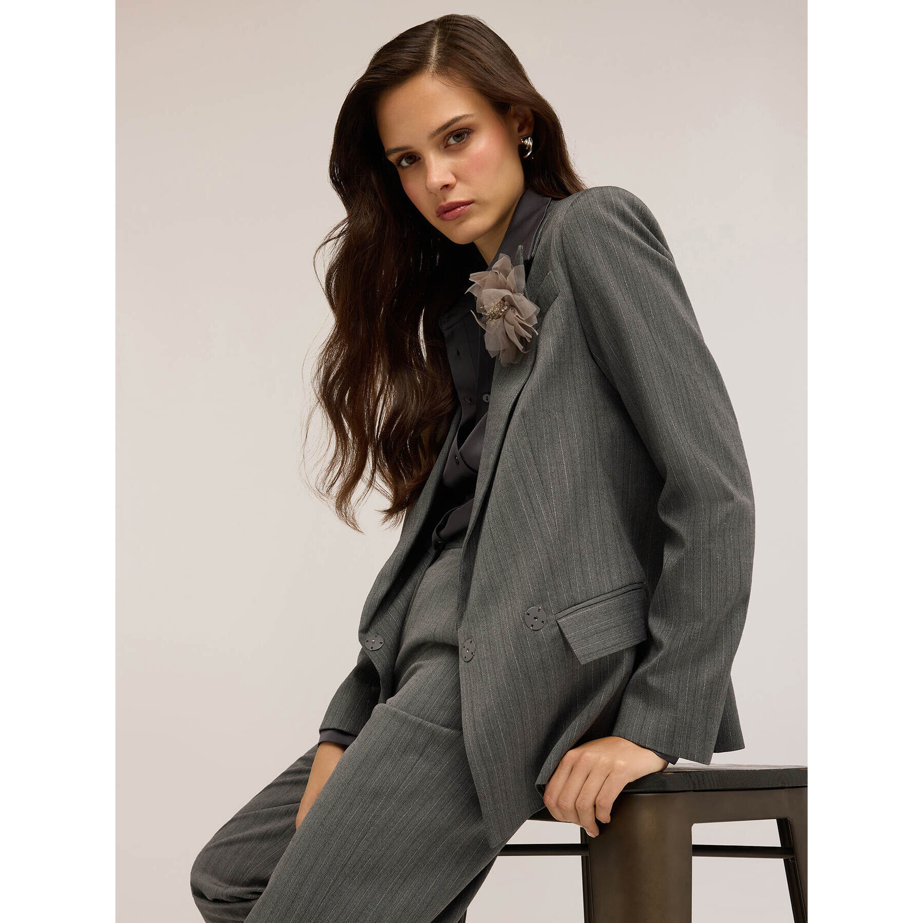 Motivi - Blazer de lúrex con broche de flor - Gris