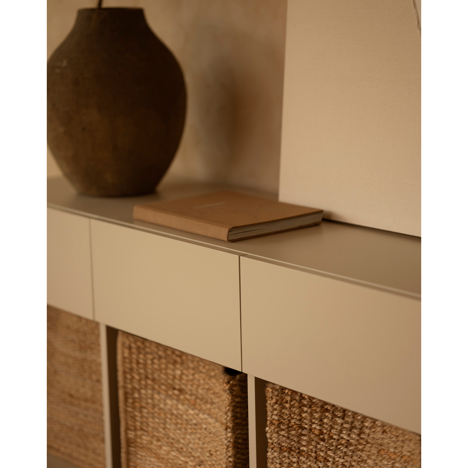 Buffet avec 4 tiroirs laqué en teinte sable de 176x40cm Hauteur: 75 Longueur: 176 Largeur: 40