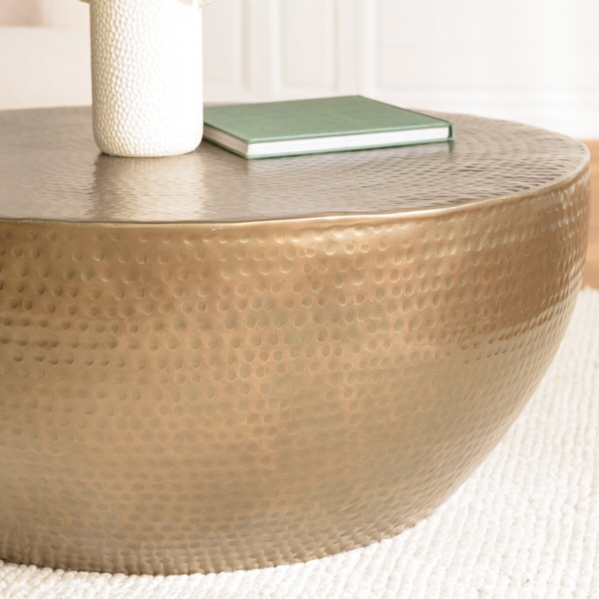 JOHAN - Table basse coque ronde 90x90cm en aluminium doré antique