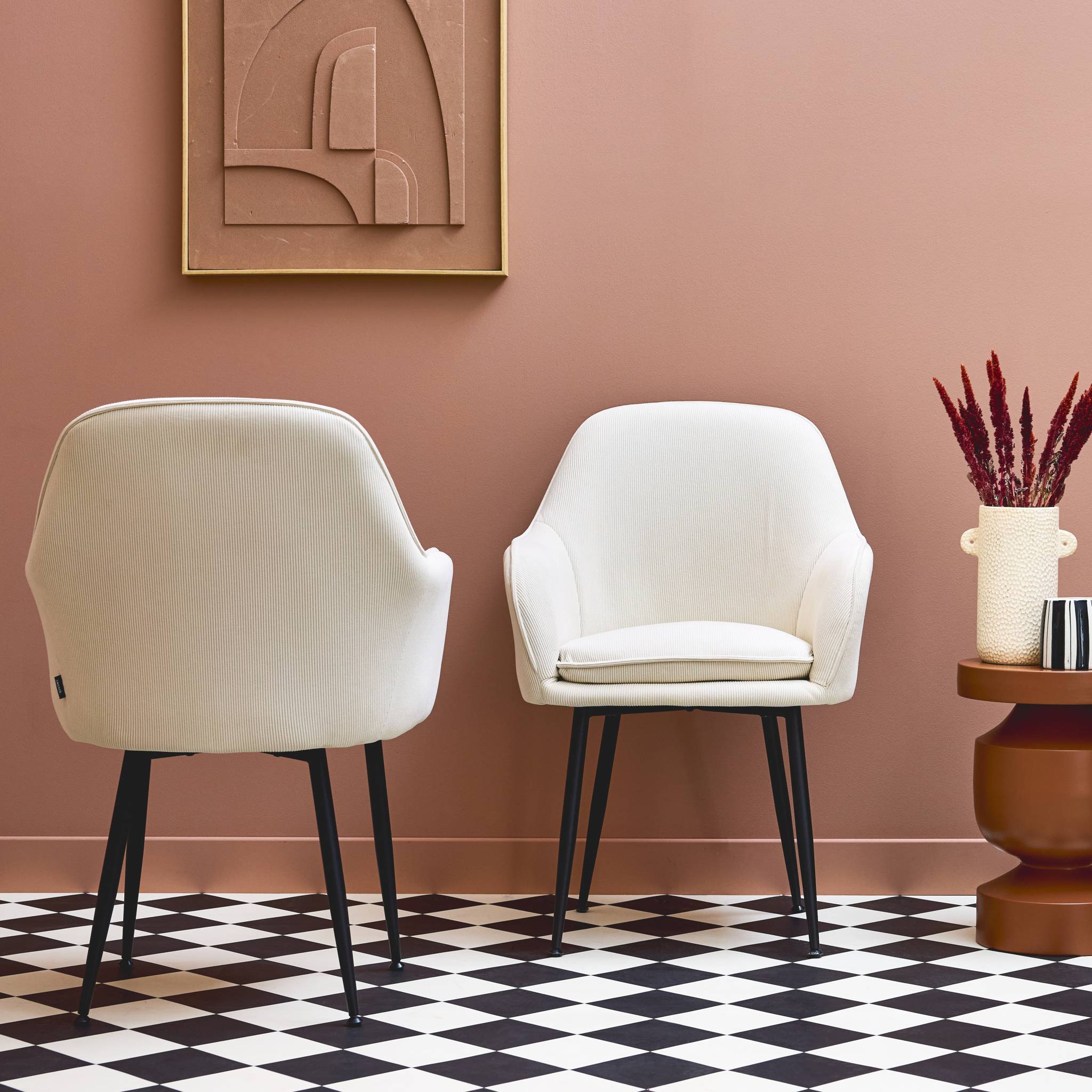 Lot de 2 fauteuils en velours côtelé blanc cassé et pieds en métal noir mat. L 57 x P 59 x H 84.5