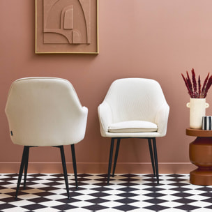 Lot de 2 fauteuils en velours côtelé blanc cassé et pieds en métal noir mat. L 57 x P 59 x H 84.5