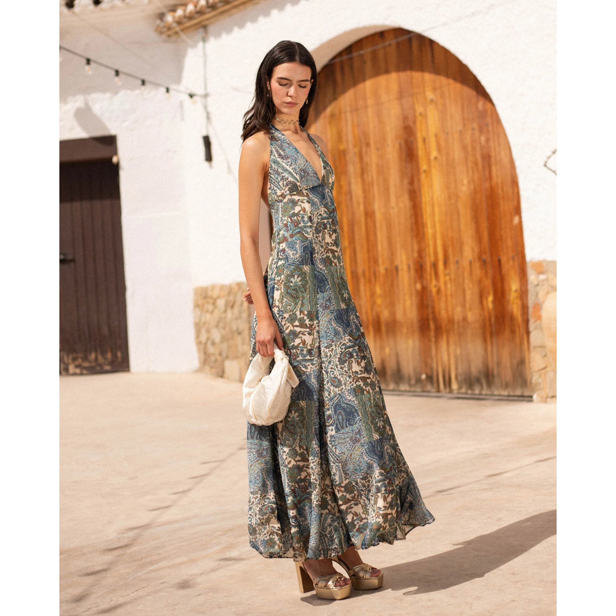 Vestido largo halter con escote pico y estampado paisley