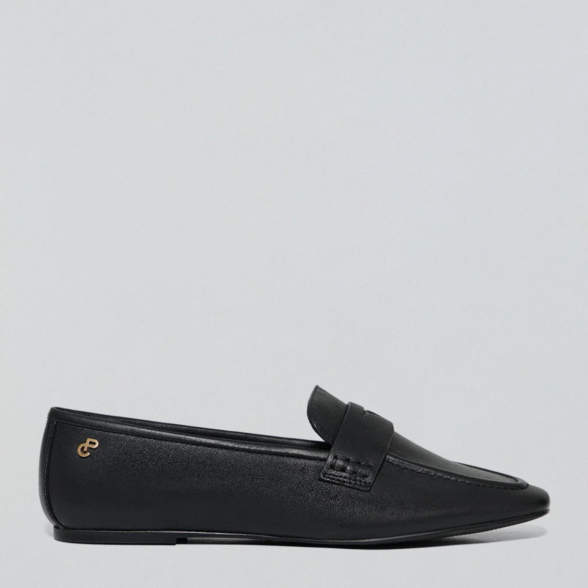 Mocasin Antonella negro de napa con detalle metálico