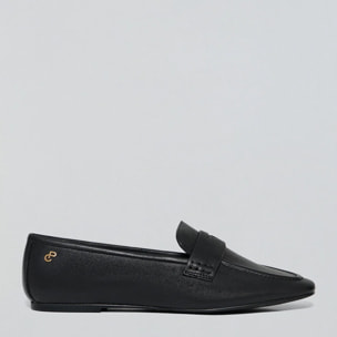 Mocasin Antonella negro de napa con detalle metálico