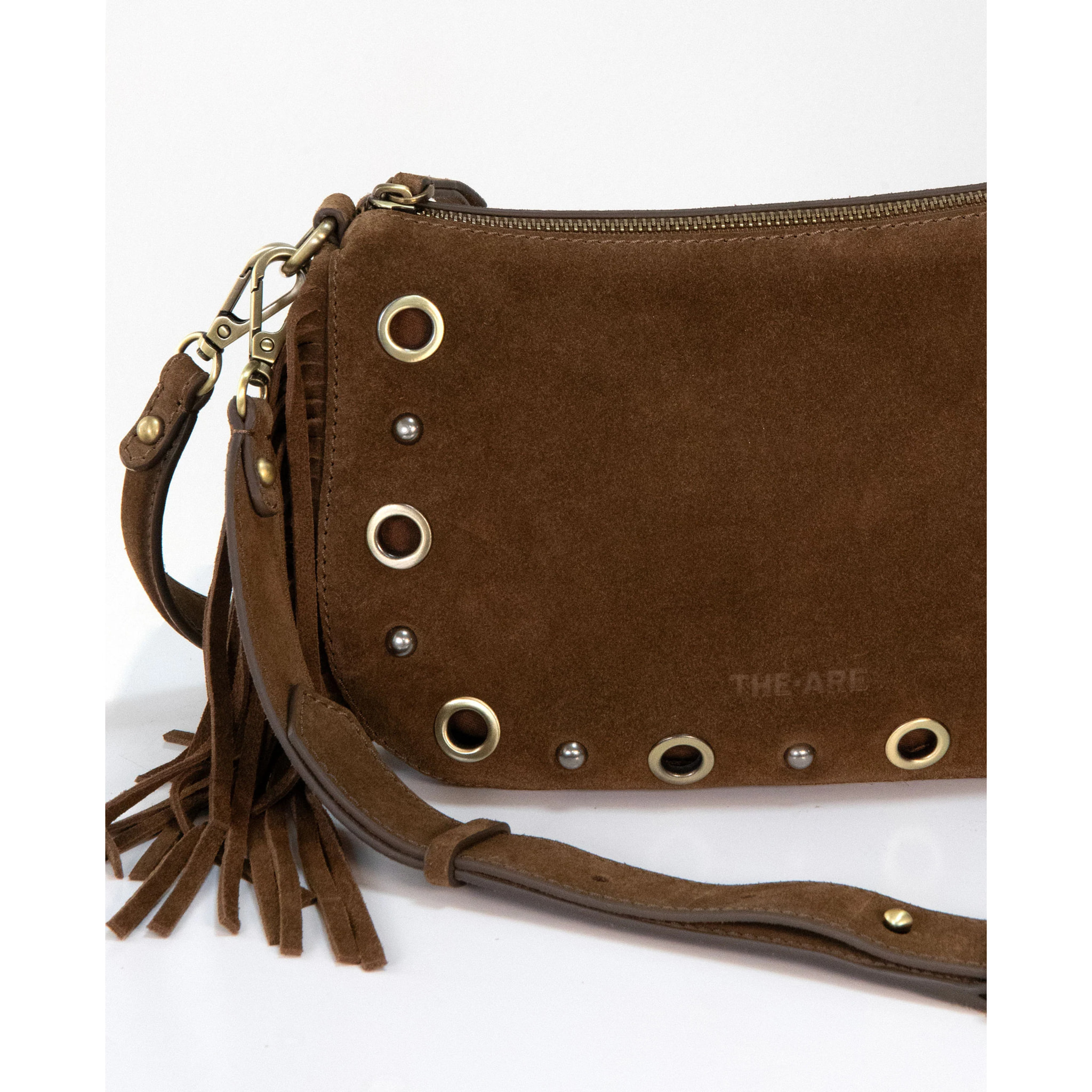 Bolso de ante marrón con flecos y tachuelas doradas