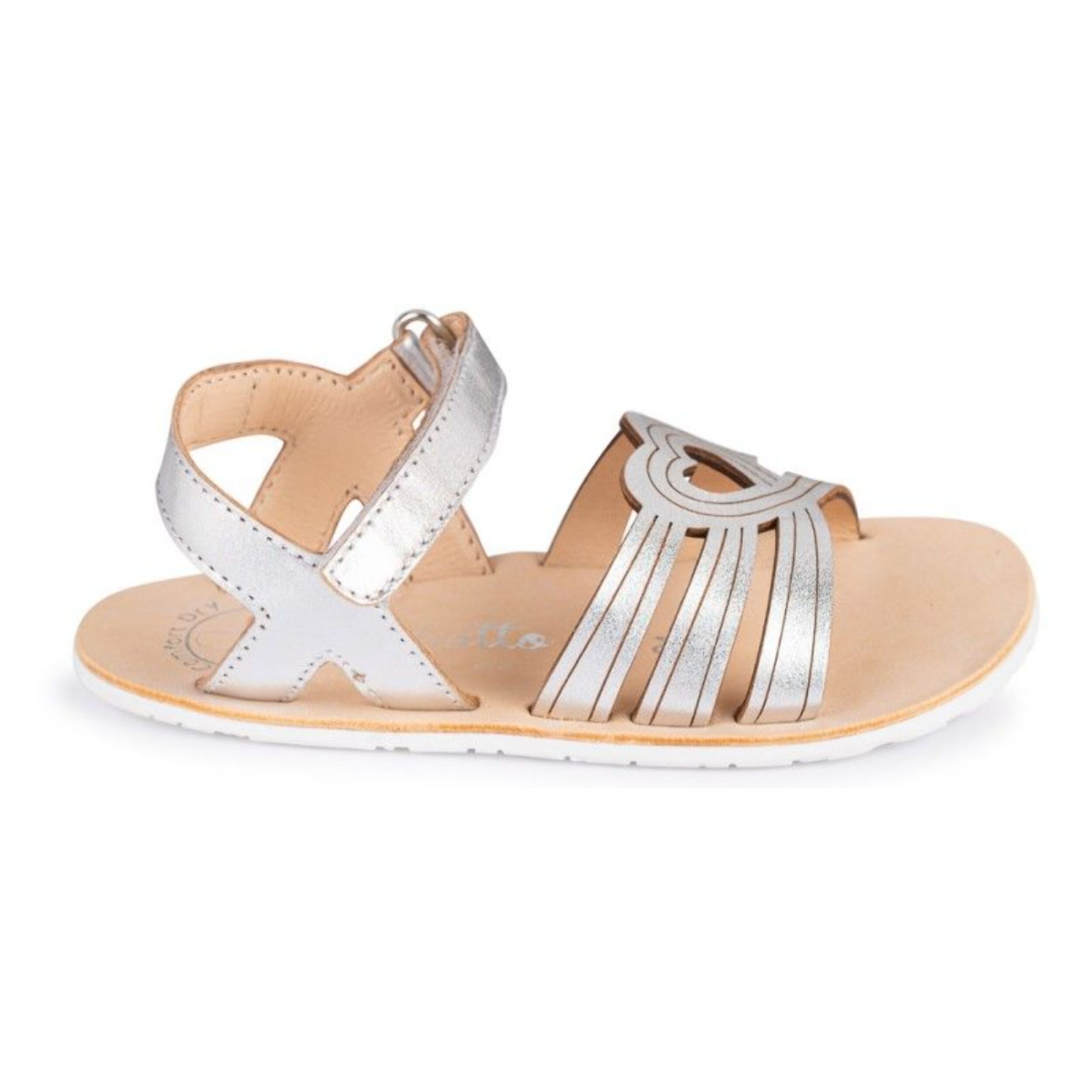 SANDALIA CORAZÓN BAREFOOT PLATA - DESTELLOS SOFISTICADOS CON TOQUE MODERNO