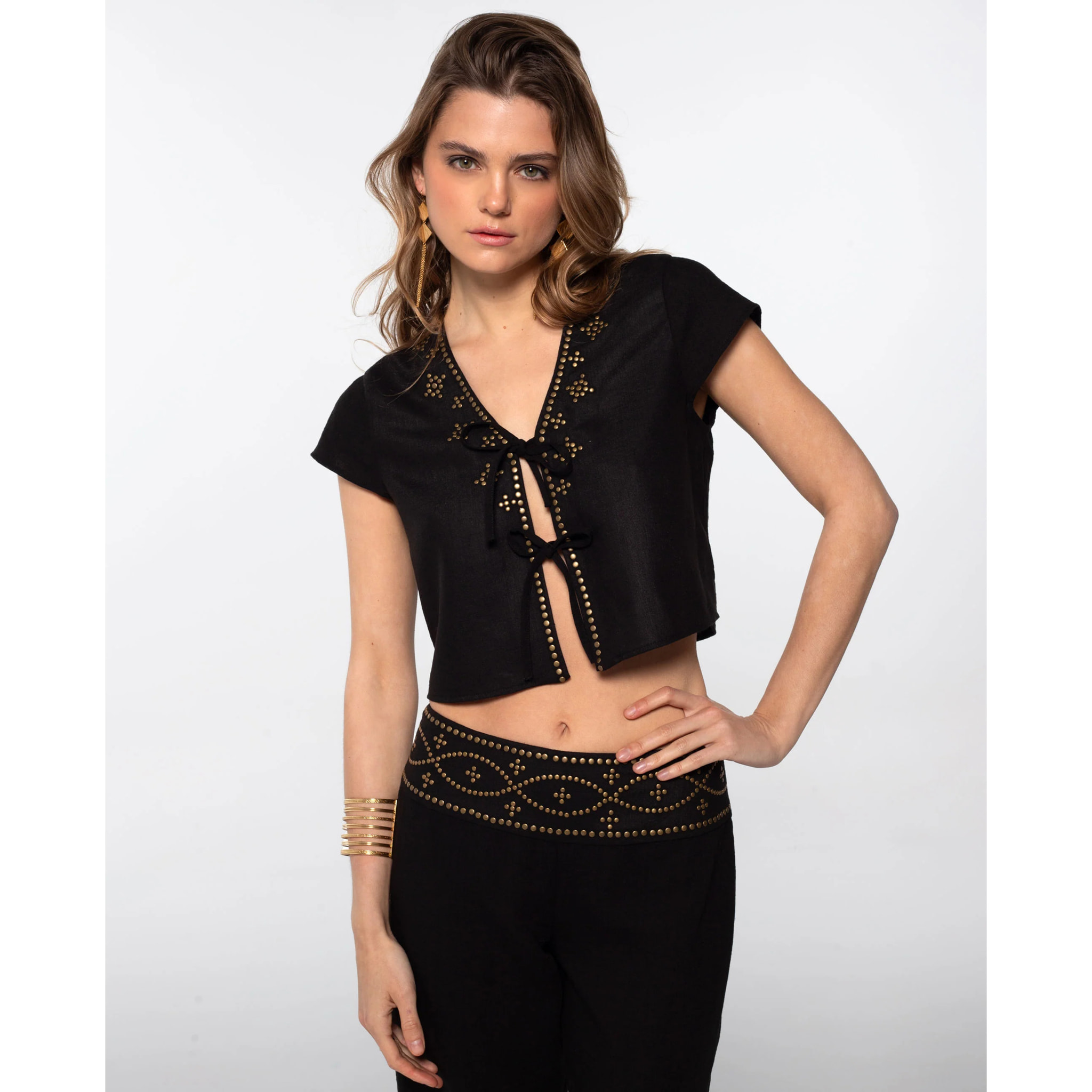 Blusa con escote en V y detalles metálicos