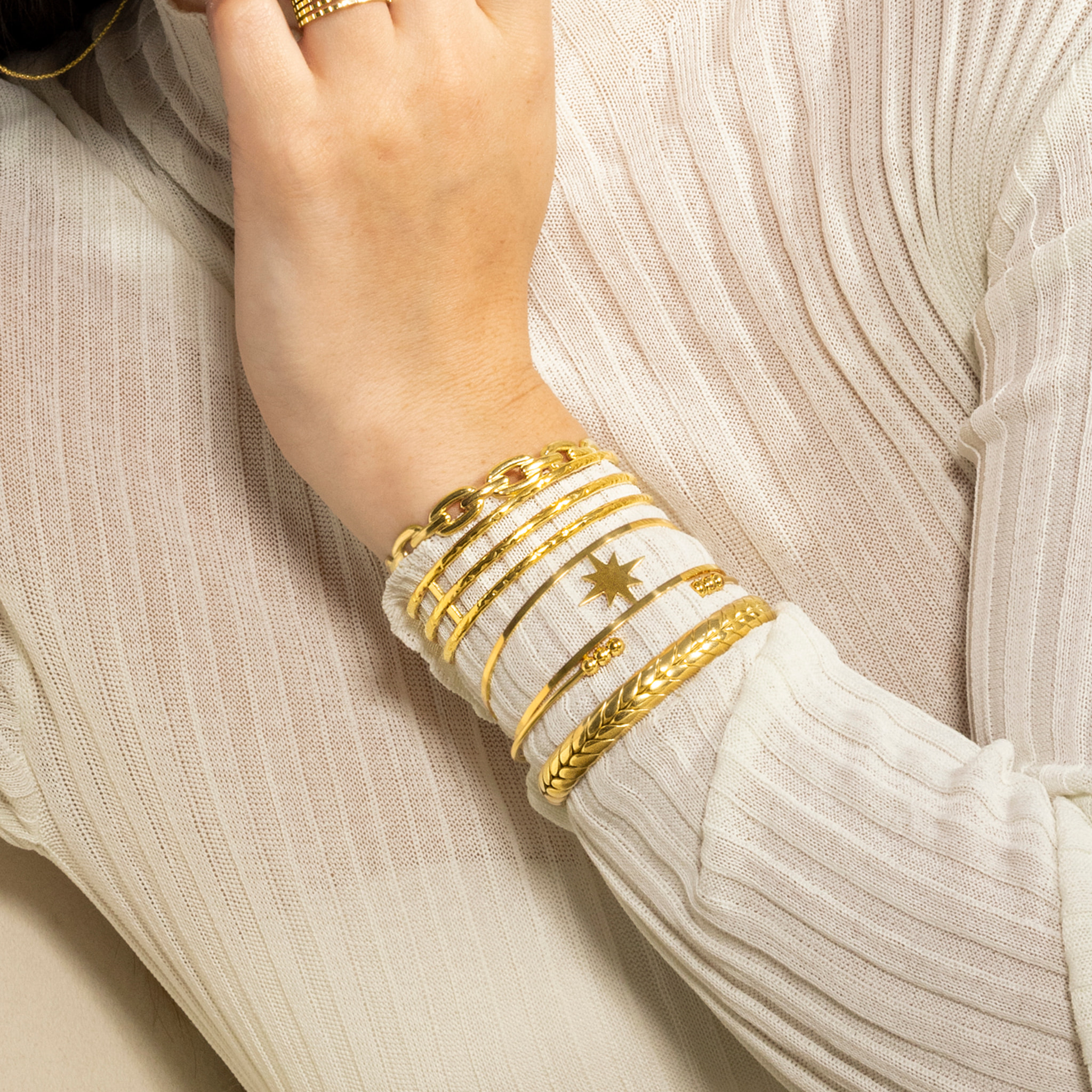 Pulsera acabada en oro amarillo de 18K