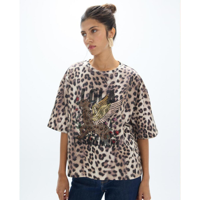 T-shirt a girocollo con stampa leopardata, caratterizzata da un disegno di un angelo leopardato in strass di vari colori.