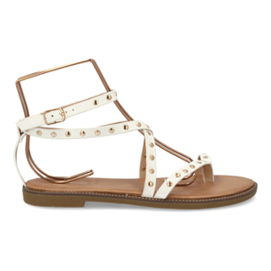 Sandalia plana con tiras y tachuelas para mujer.