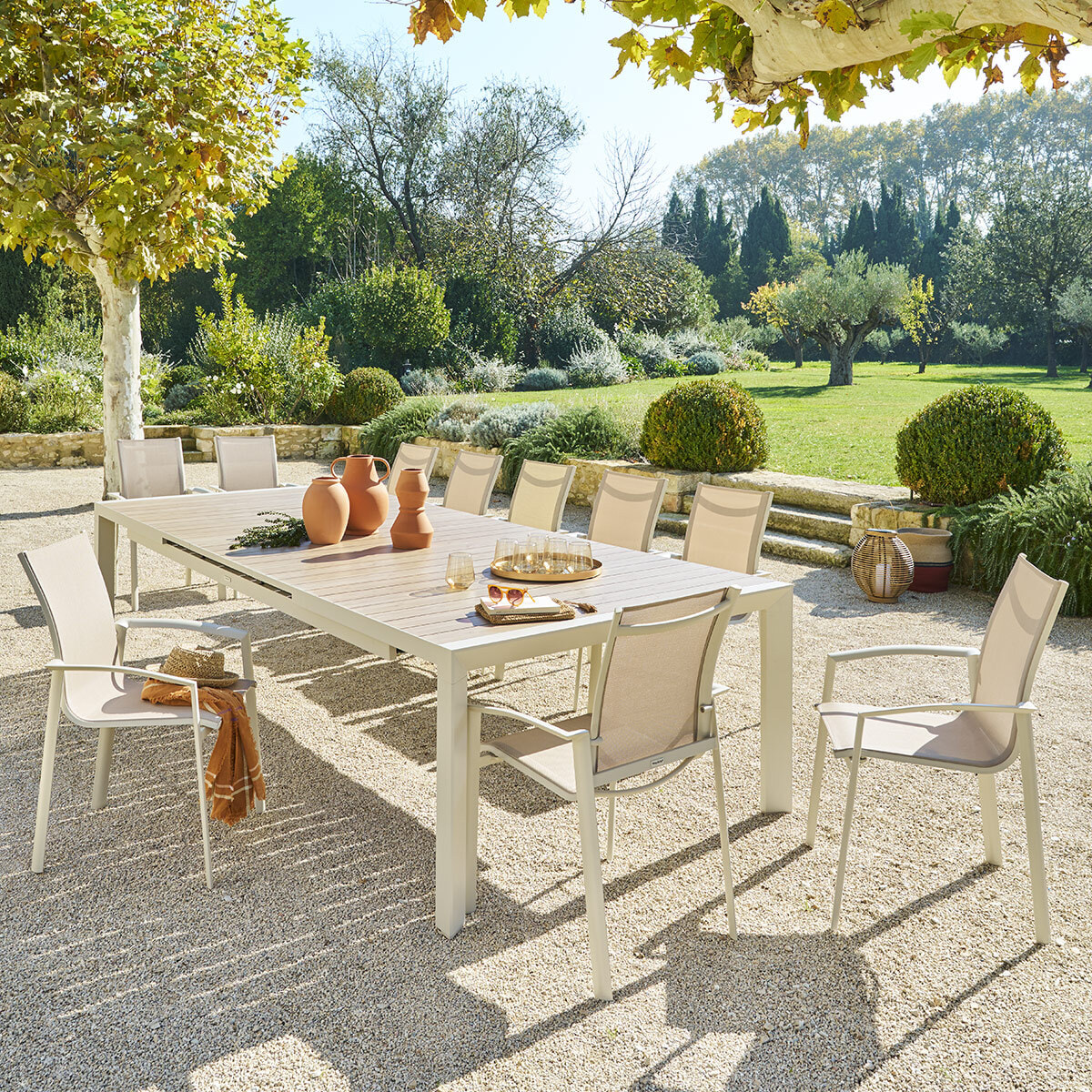 Table de jardin extensible "Évasion" effet bois lin & argile 14 places lates en aluminium