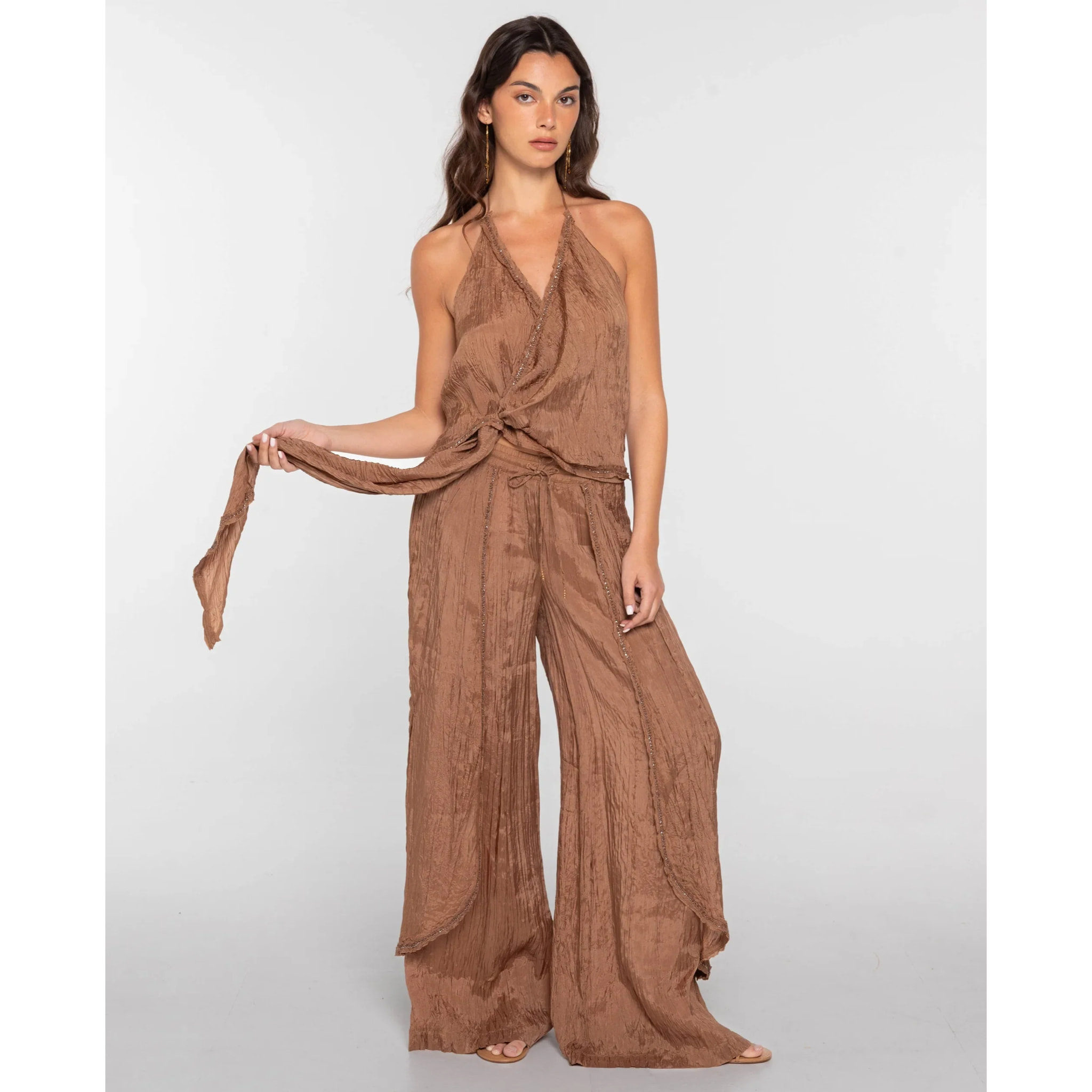 Blusa de mujer cruzada con bordados y abalorios