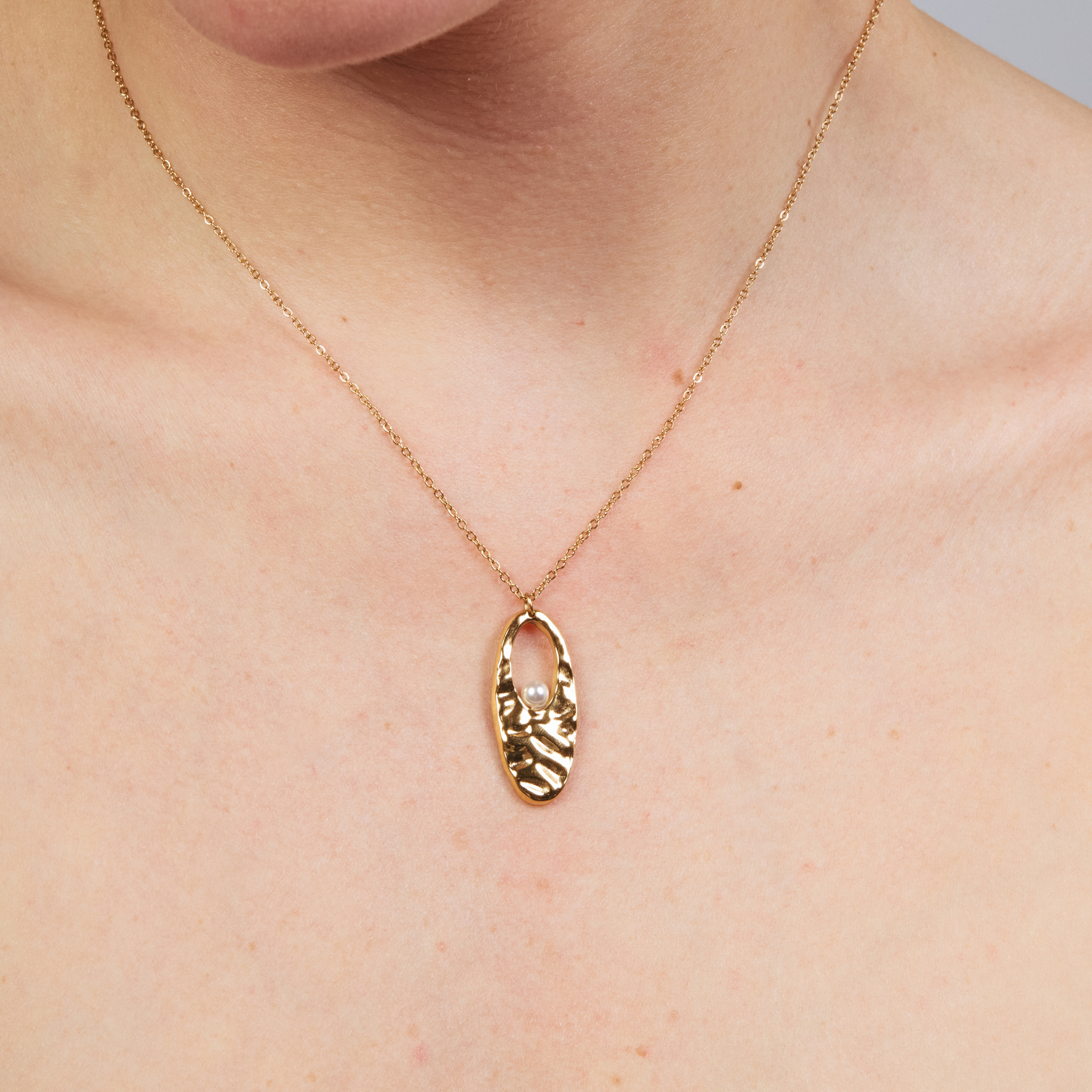 Collar de Aleación de Metal y Perla Blanca acabado en oro amarillo de 18k