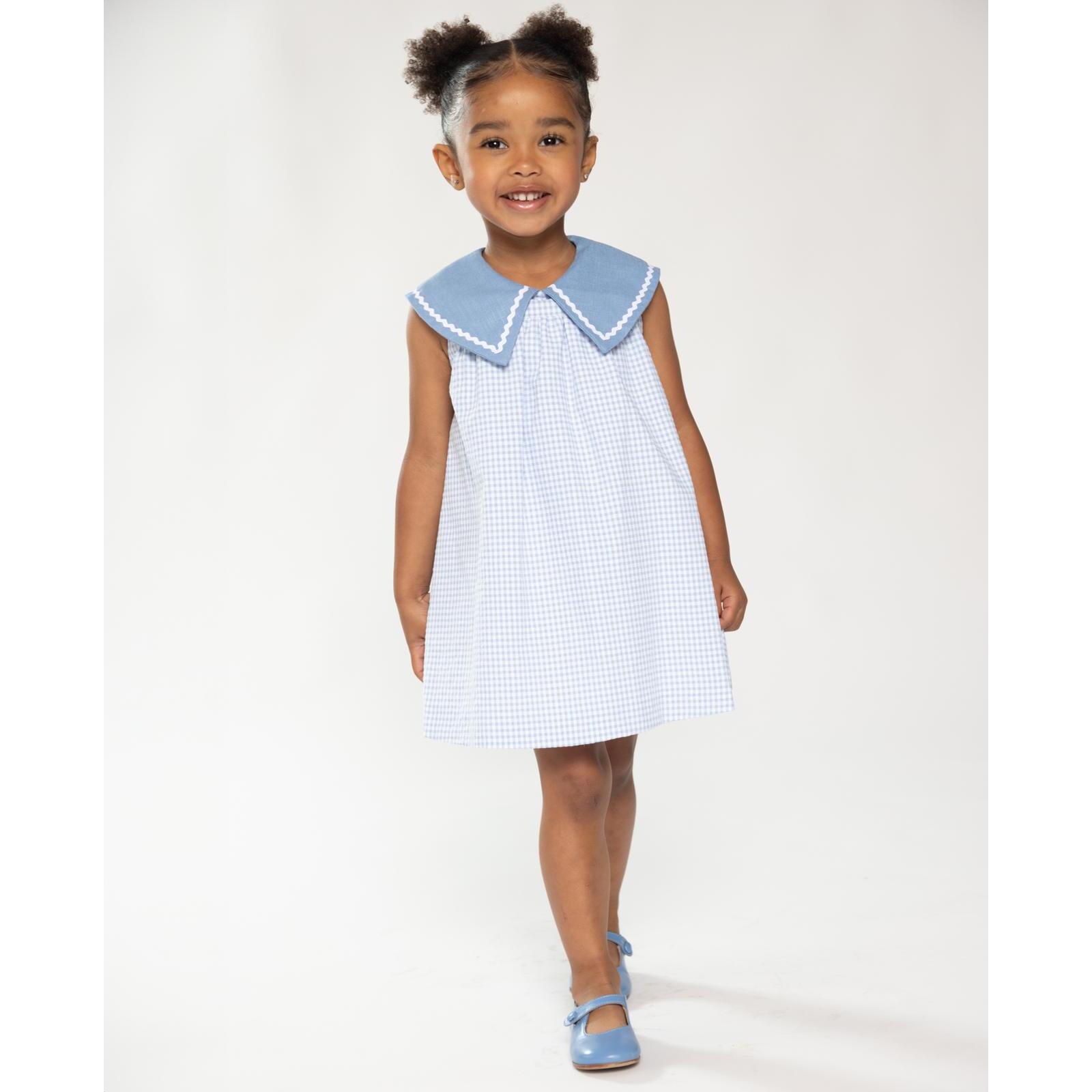 Vestido marinero de cuadros vichy azules. De tirantes cuello con detalle de picunela.