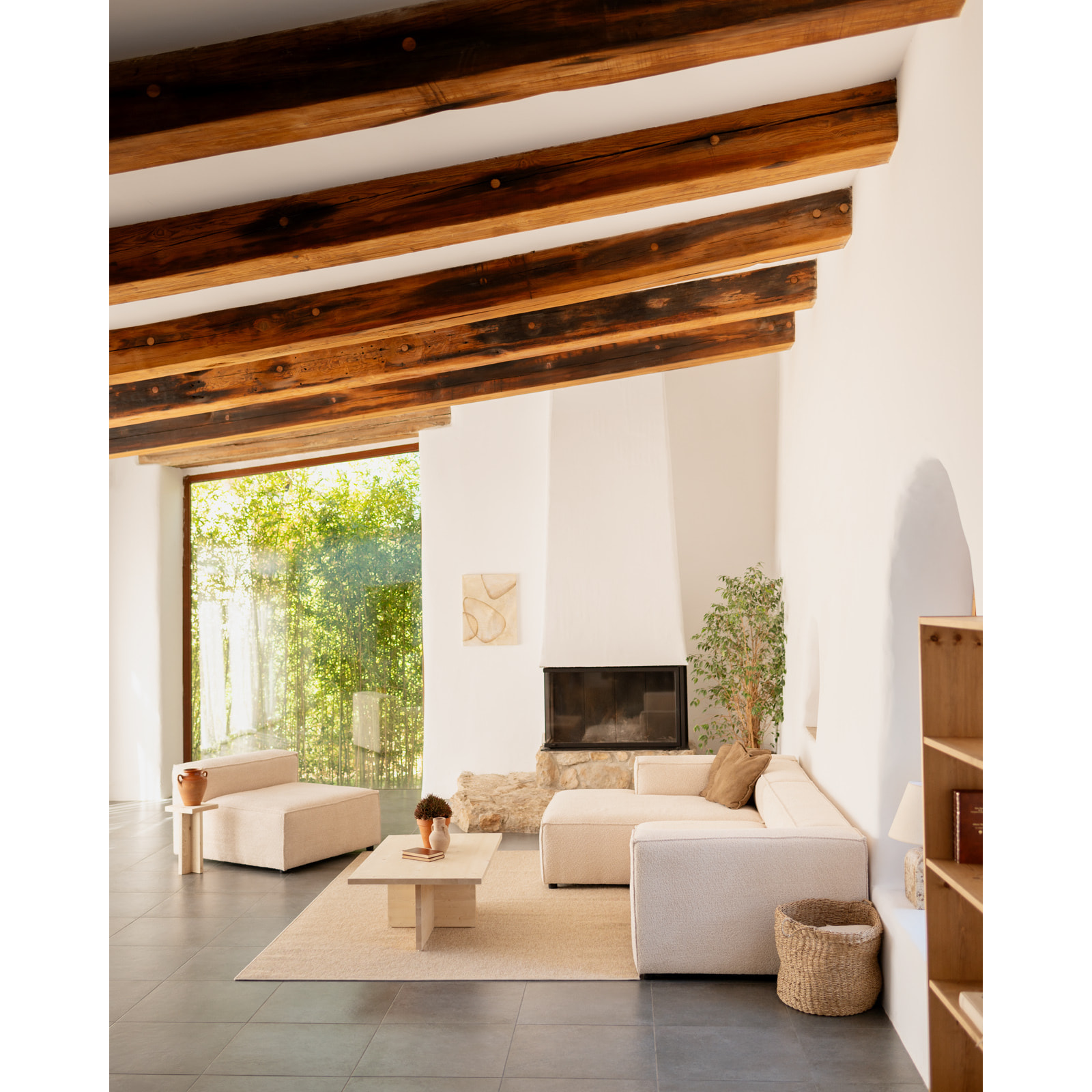 Mesa de centro de madera maciza en tono natural de 120x70cm Alto: 40 Largo: 120 Ancho: 70
