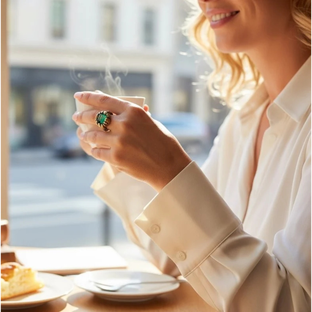 Anillo esmeralda chapado dorado-latón en forma solitario relieve artesano manual. Diseño único Gloria Mago