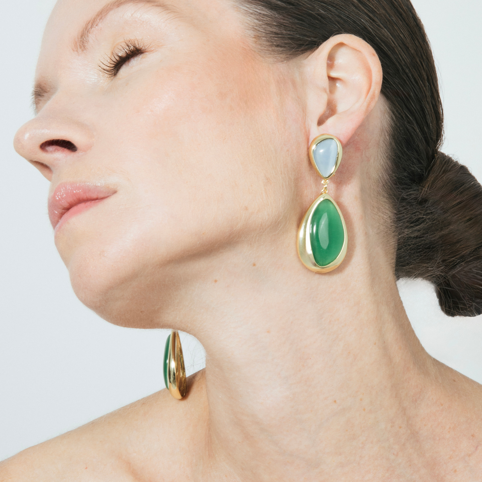 Pendientes de Ojo de Gato Verde acabado en oro amarillo 18k