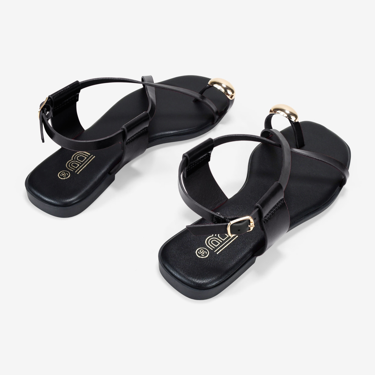 Sandalias planas negras de dedo con anillo