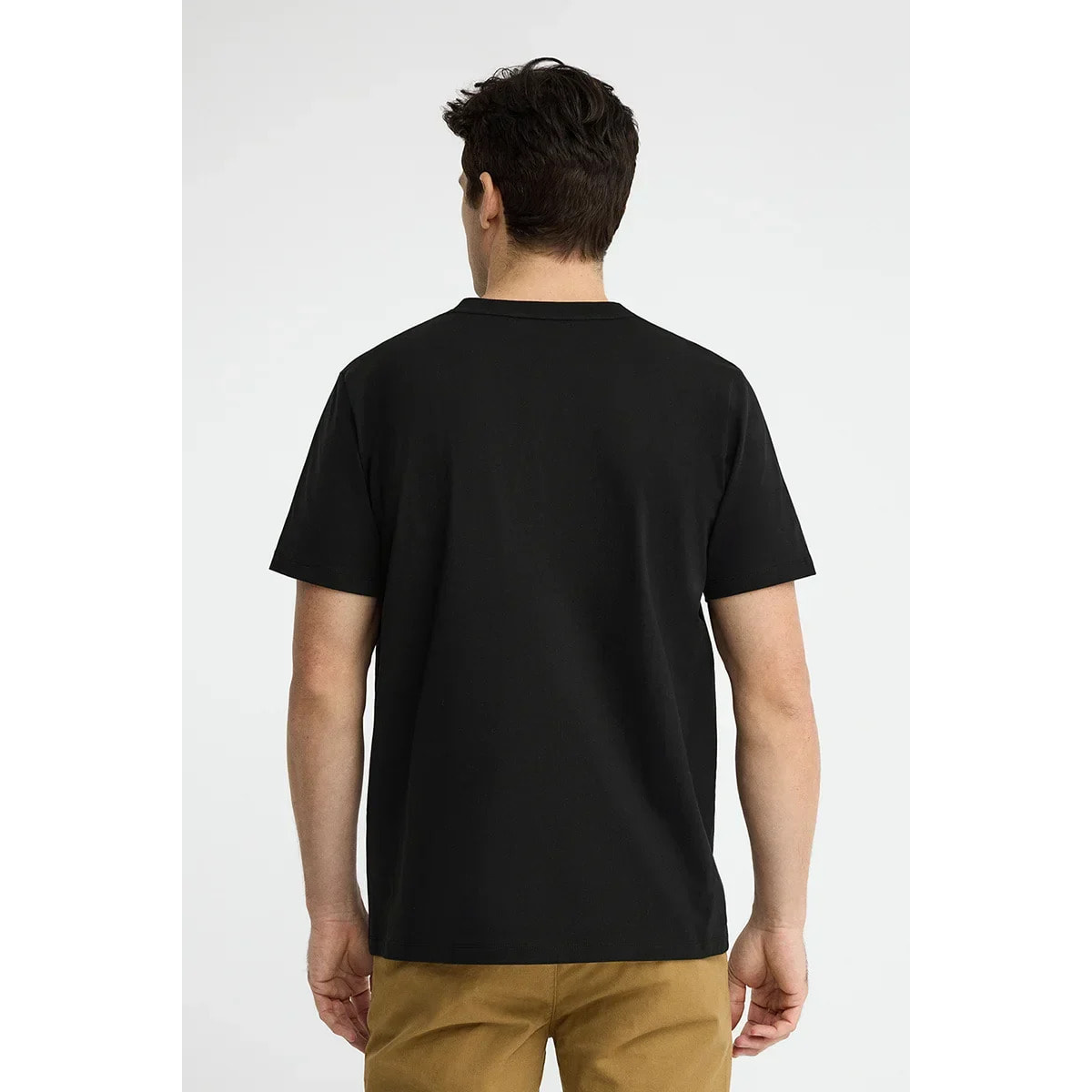 Camiseta negra de cuello pico con logo Rigby Go