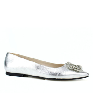 Bailarina en color plata. Detalle adorno joya en pedrería. Tacón 1 cm