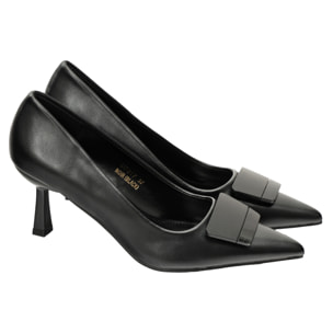 Decolletè in simil pelle con applicazione